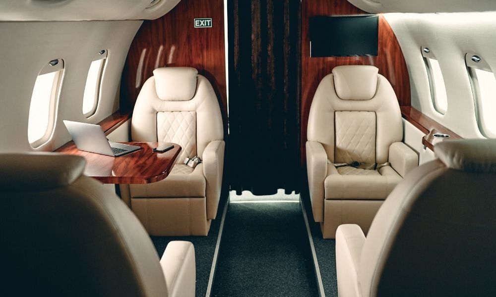 Edgard - Vision de l'intérieur d'une avion qui disposent de 4 sièges d'avion dans un vol nolisé.